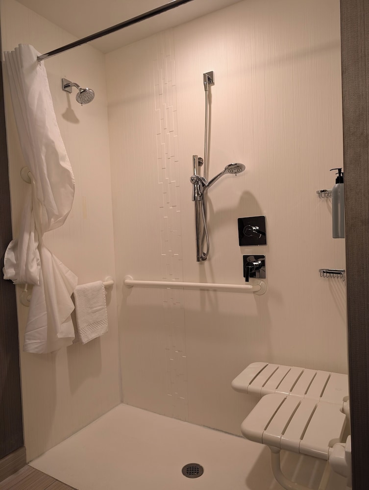 Room, 2 Queen Beds (Mobility Accessible, Roll-In Shower)