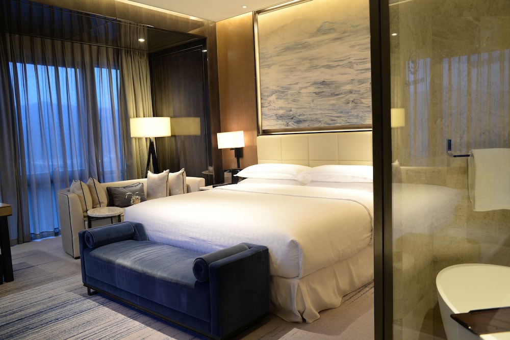 Club Room, 1 King Bed, City View photo 2