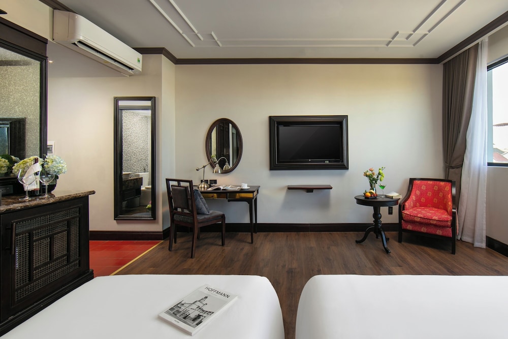 Family Room, City View - Photo 2