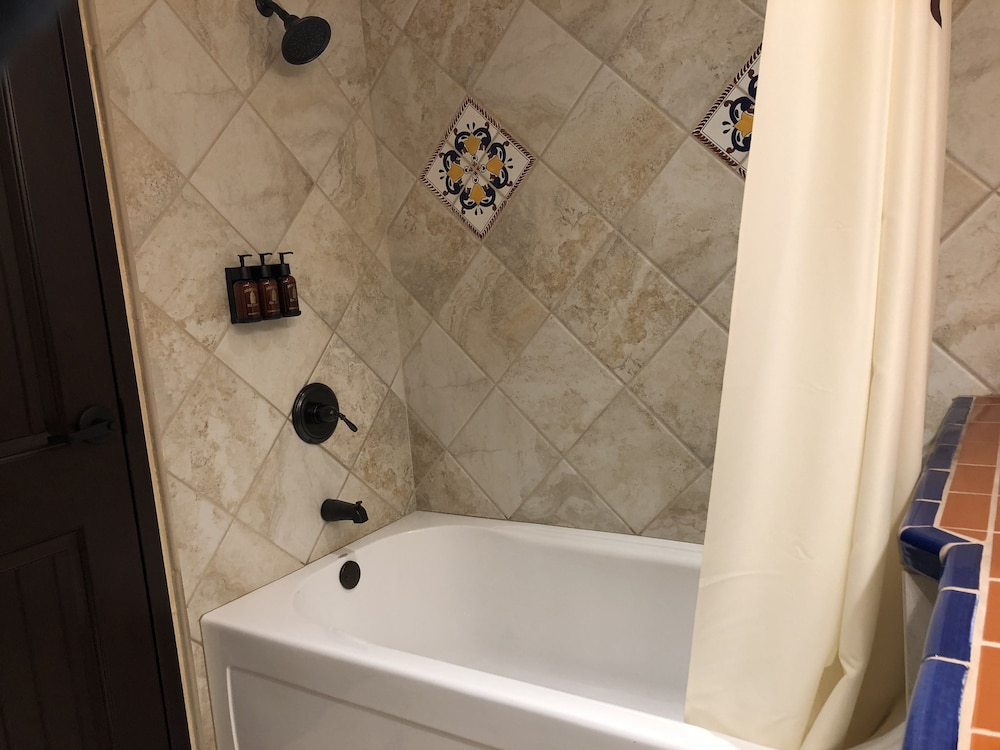 Standard Room, 2 Queen Beds - Photo 4