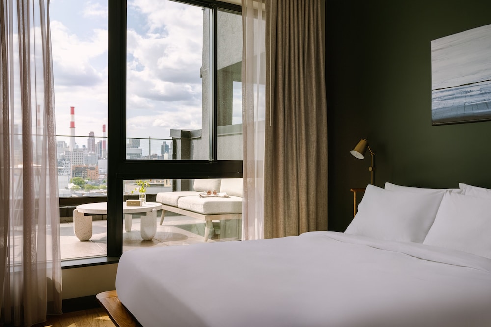 Room, 1 Queen Bed, Balcony - Photo 1