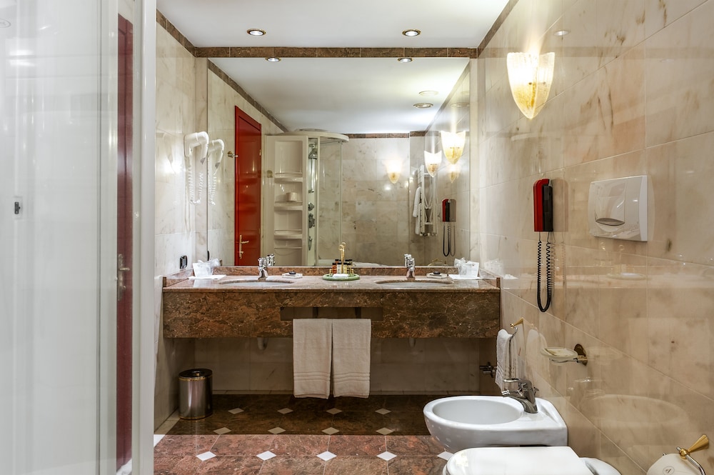 Luxury Suite - Photo 6