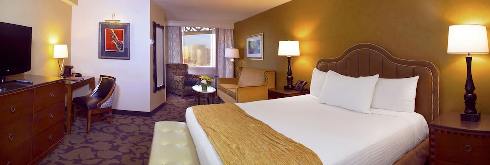 Deluxe Room, 1 King Bed, Non Smoking - Photo 5