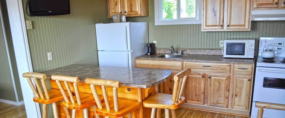 Suite, 1 Queen Bed, Kitchen, Lake View (With Table) photo 2