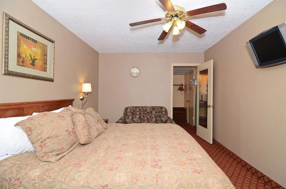 Room, 1 King Bed, Non Smoking - Photo 4