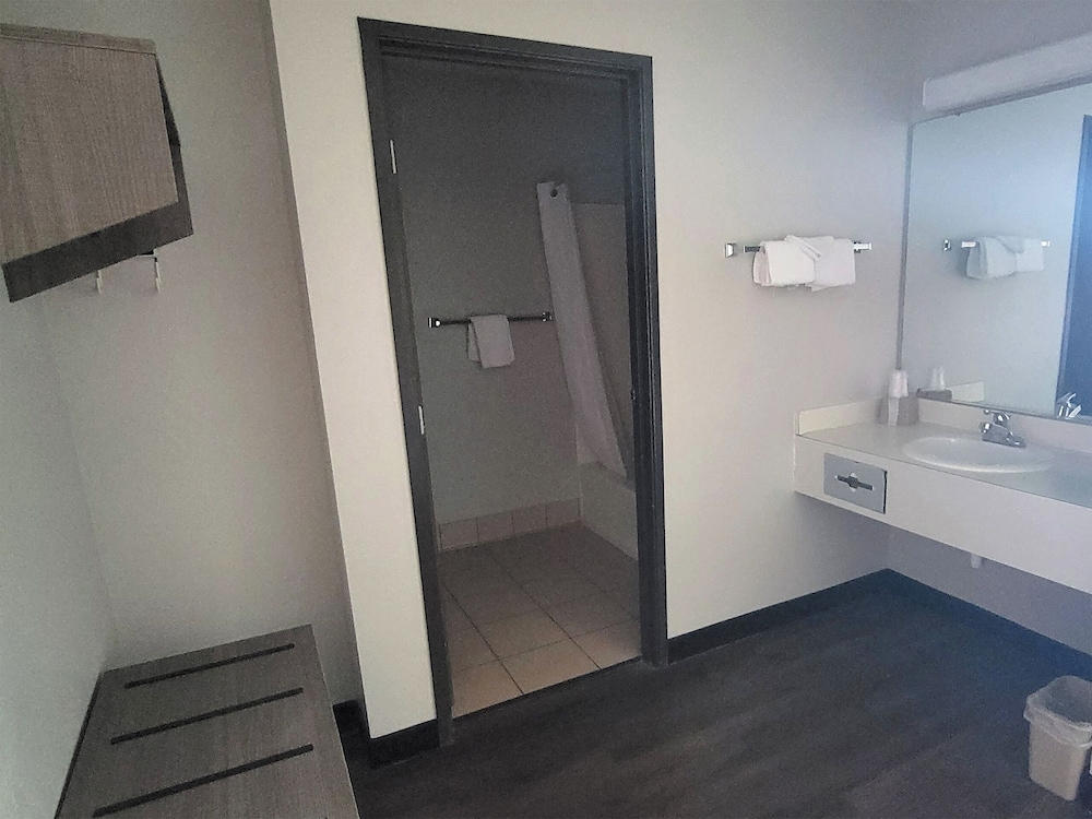 Standard Room, 2 Queen Beds, Balcony, Lake View - Photo 3