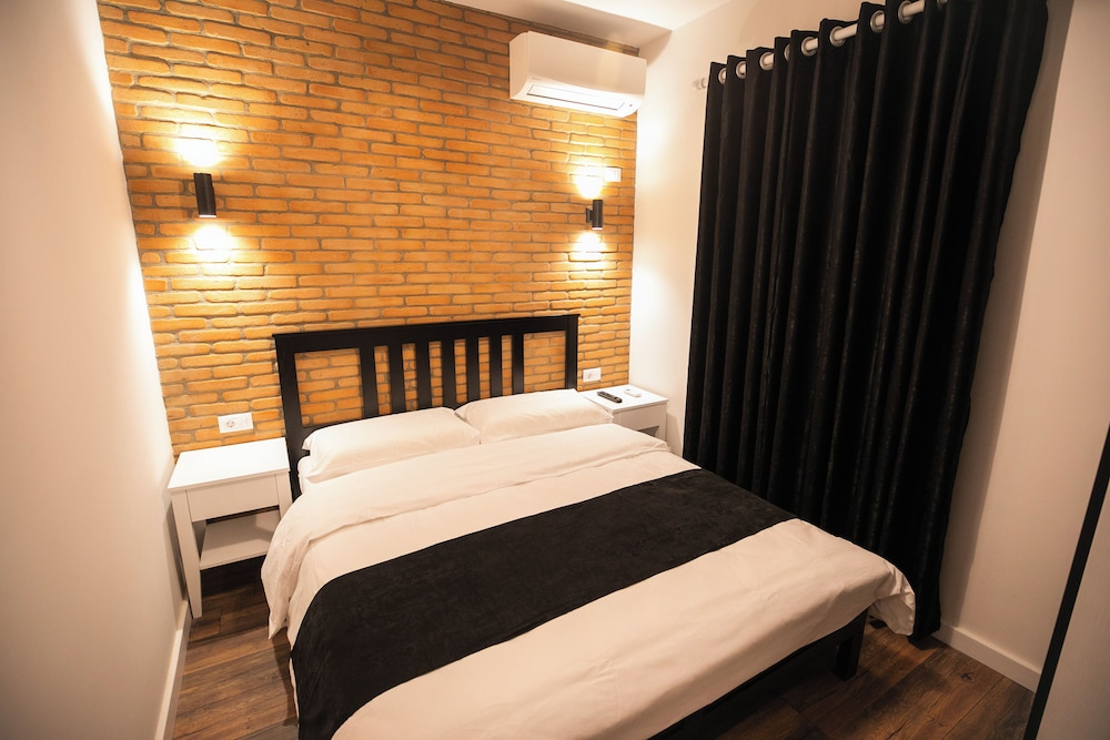 deluxe 3 bedrooms 104 , 105 ,106