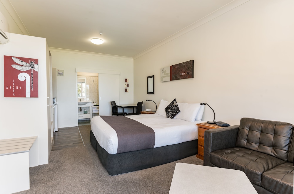 Deluxe Studio Suite, 1 King Bed, Non Smoking photo 2