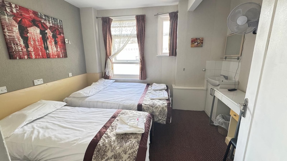 Basic Triple Room, Shared Bathroom photo 2
