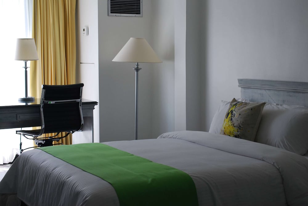 Premium Room, 1 King Bed, Non Smoking - Photo 1