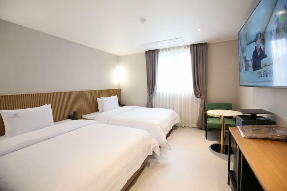 Premium Twin Room, City View photo 2