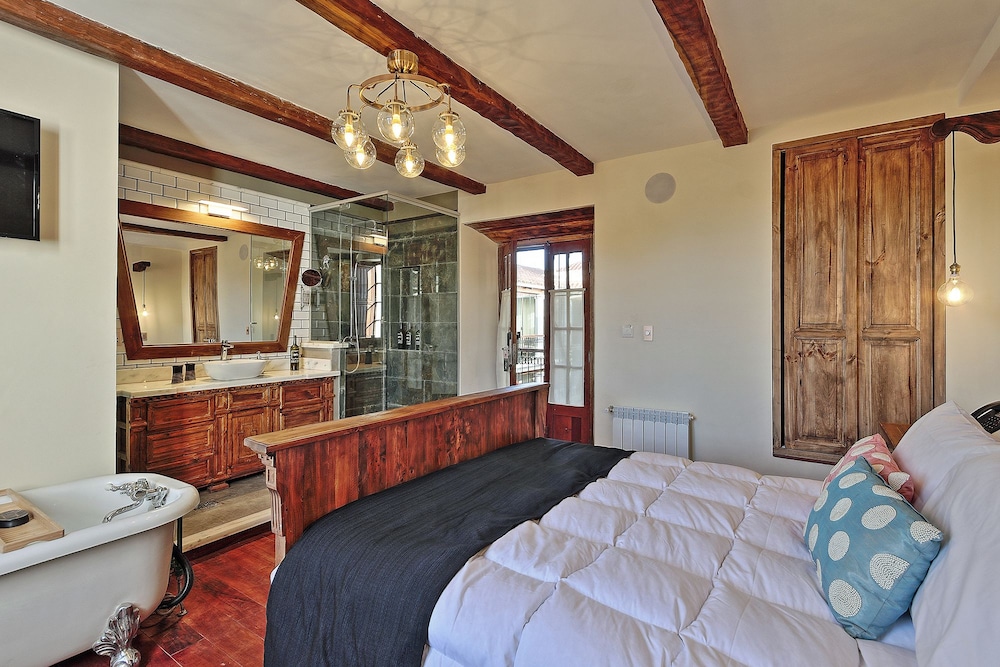 Grand Suite, 1 Queen Bed, Refrigerator, Courtyard Area