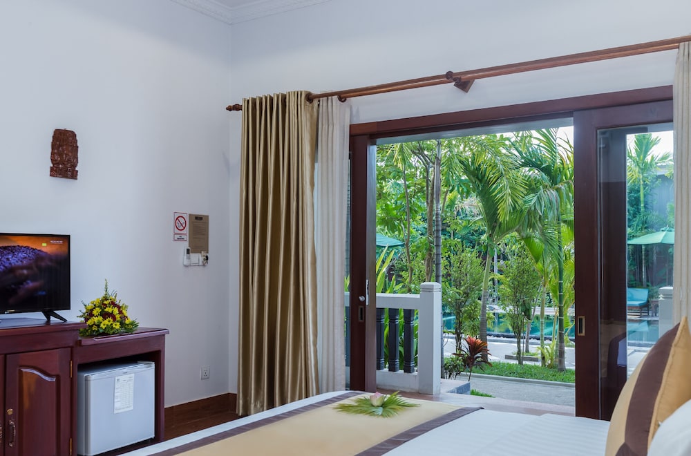 Deluxe Double Room, 1 King Bed, Pool View