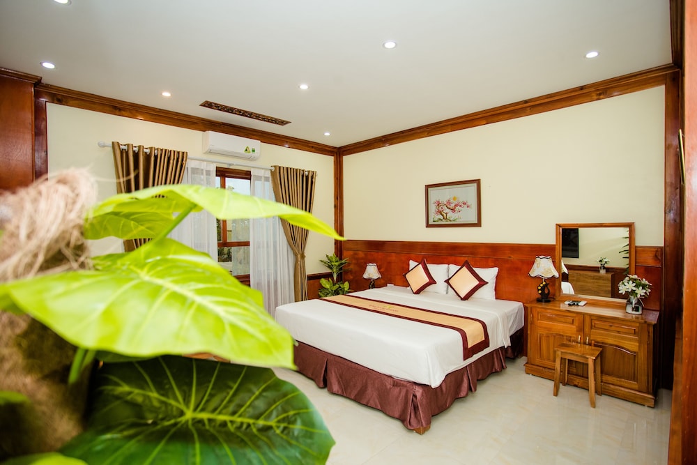 Deluxe Double Room, 1 King Bed, Non Smoking, Mountain View