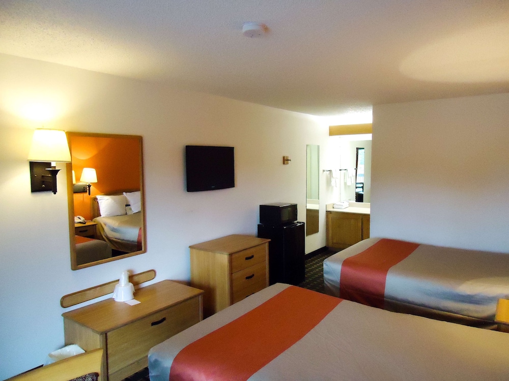 Standard Room, 2 Double Beds, Smoking - Photo 13
