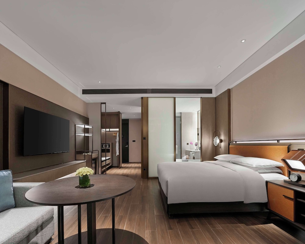 Deluxe Room, 1 King Bed (Club)