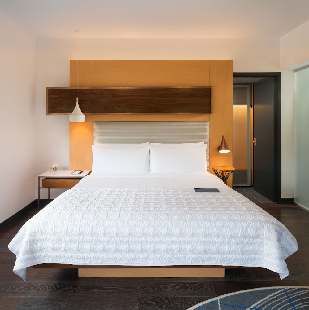 Classic Room, 2 Queen Beds, Pool View (Balcony) photo 3