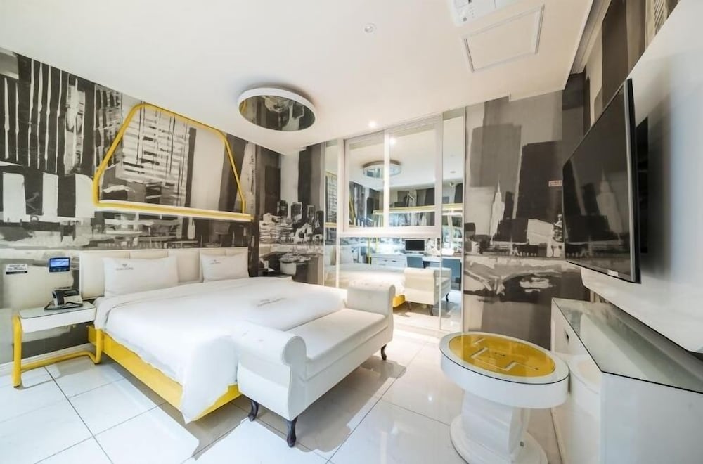 Standard Room, 1 King Bed, Non Smoking, Jetted Tub - Photo 8