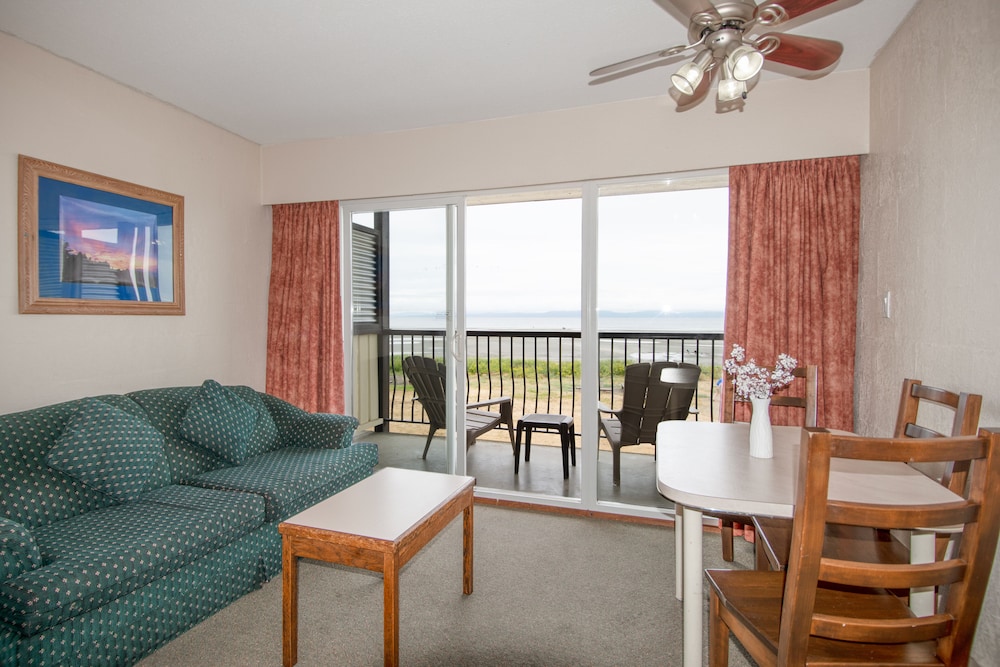 Oceanview King Studio Suite - Photo 7