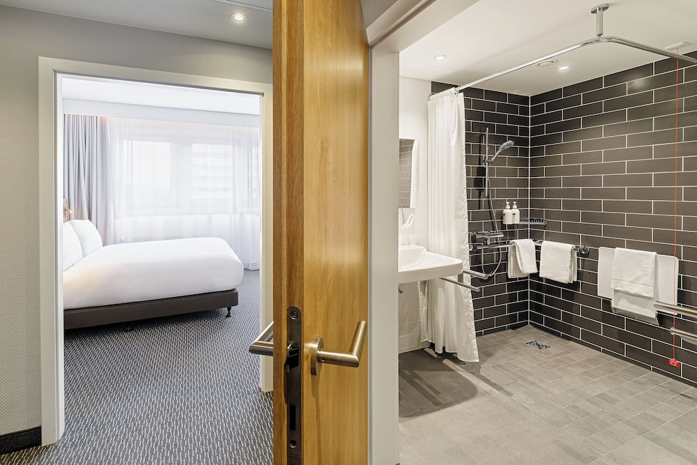 Standard Room, 1 Queen Bed, Accessible Bathtub - Photo 4