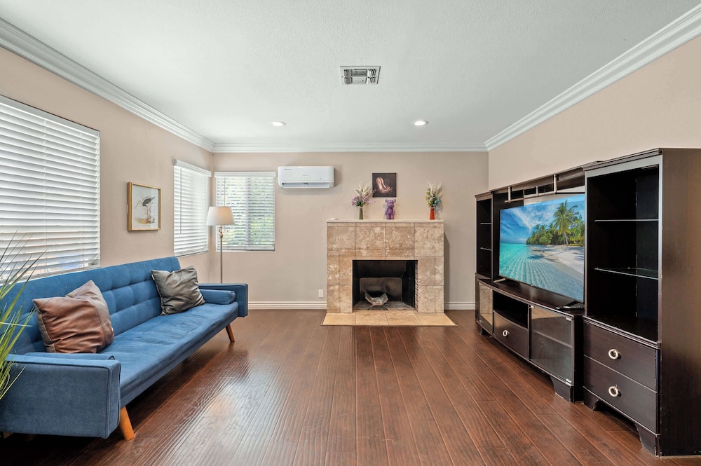 House, Multiple Beds, Patio, Garden View (1828 Pomona)