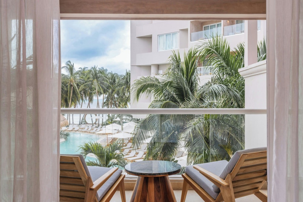 Deluxe Room, 1 King Bed, Balcony, Partial Ocean View (Guest)
