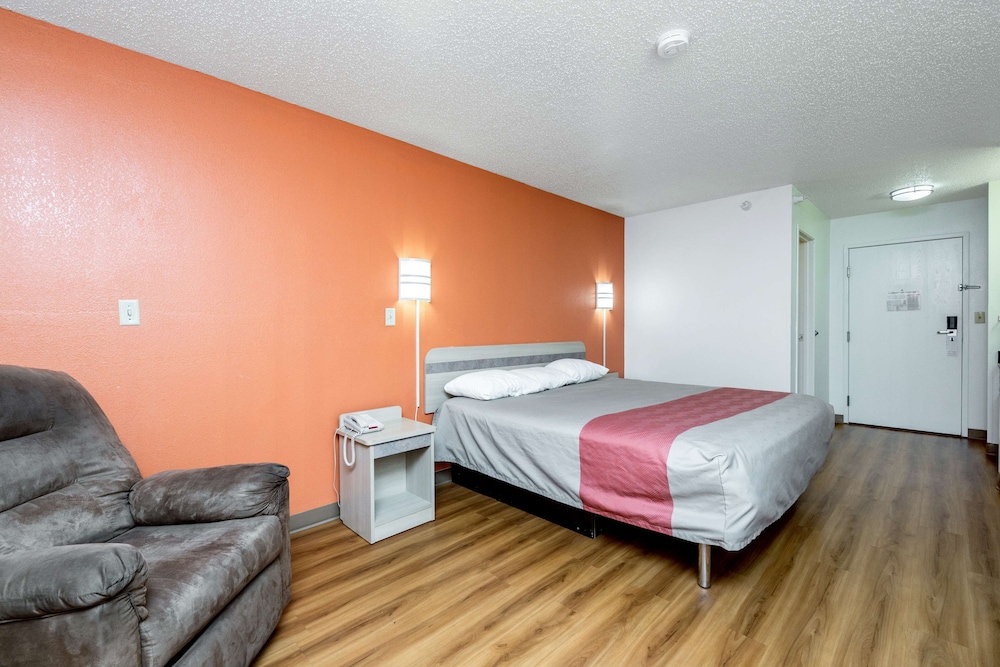 Standard Suite, 1 King Bed, Non Smoking photo 1