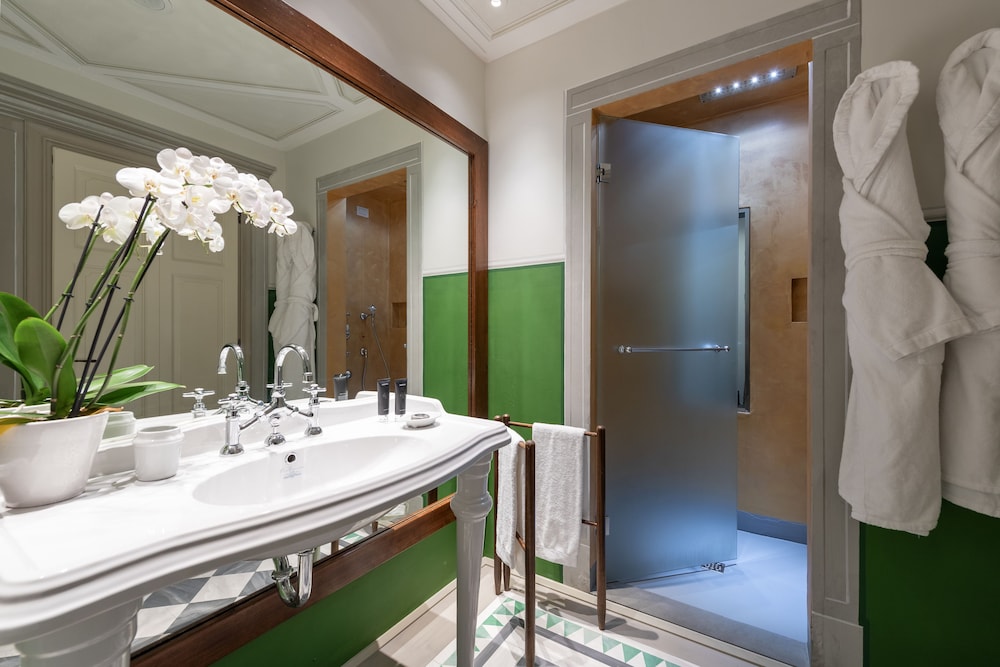 Junior Suite (Dome View) thumbnail 5