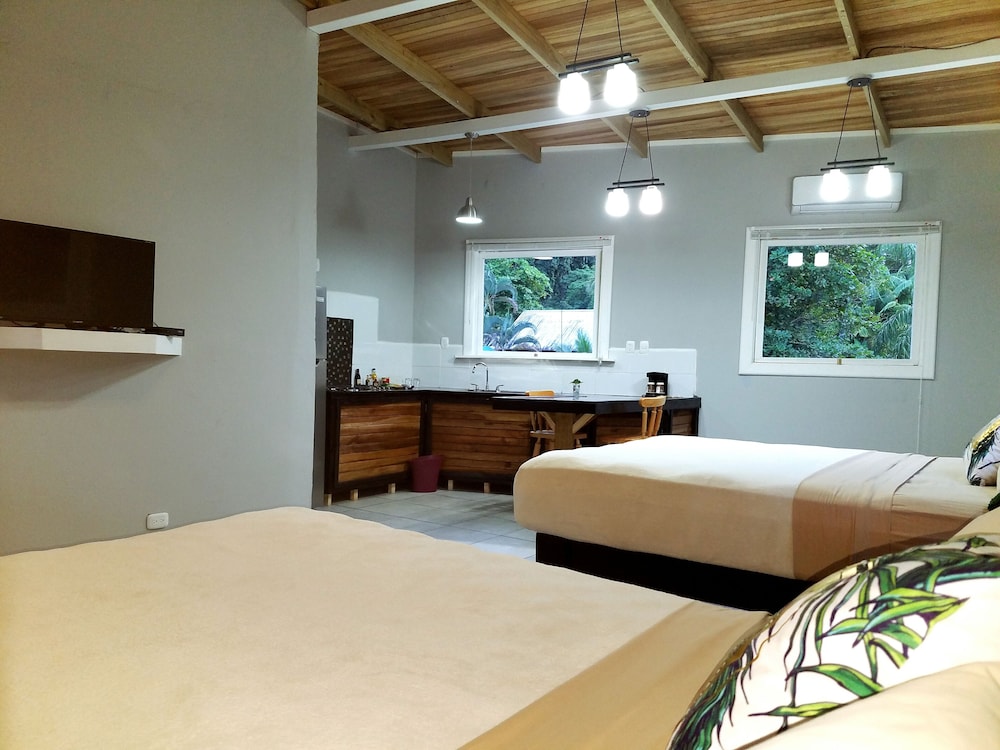 Suite with Kitchen & A/C - 2 Queen Beds photo 2