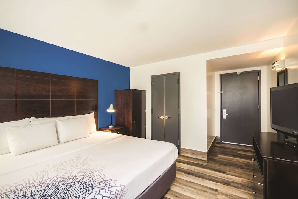 Room, 1 King Bed, Non Smoking - Photo 4
