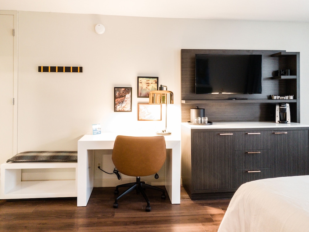 Standard Room, 1 King Bed, Accessible (Communications, Transfer Shower) - Photo 2