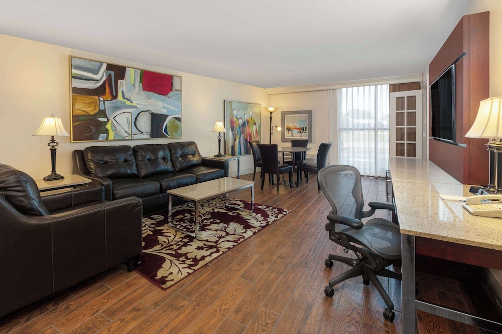 Suite, 1 King Bed, Non Smoking (One-Bedroom Suite) - Photo 3