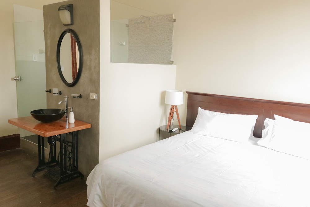 Deluxe Double Room, 1 King Bed, Private Bathroom photo 3