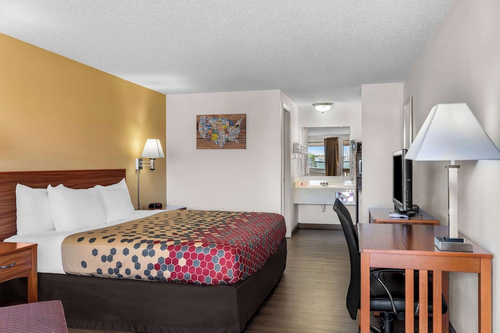 Standard Room, 1 King Bed, Non Smoking - Photo 3