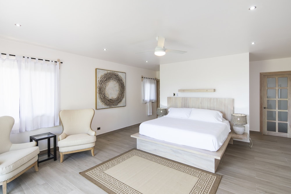 Deluxe Room, 1 King Bed, Pool View photo 1
