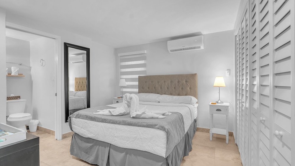 4 - Queen Suite w/Kitchenette