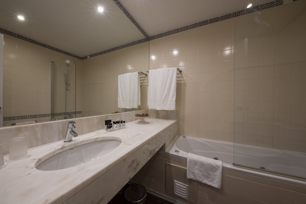 Standard Double or Twin Room - Photo 5