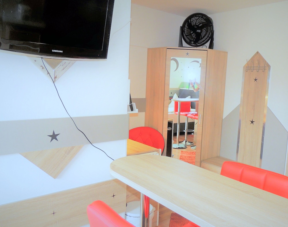 Standard Twin Room, Refrigerator & Microwave photo 3
