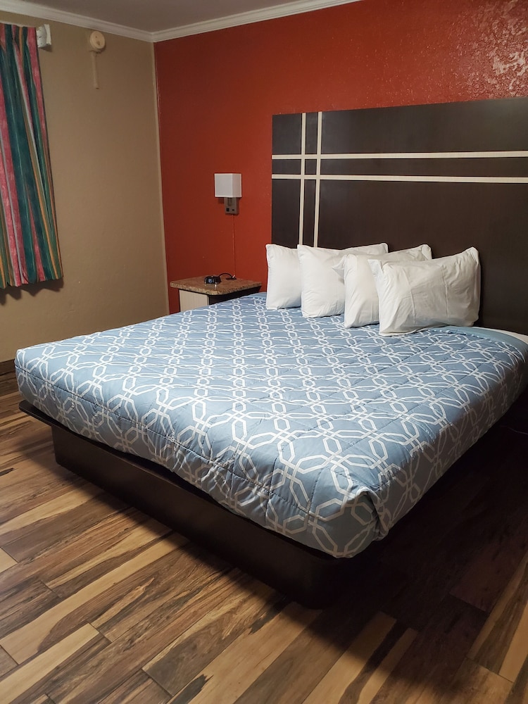 Standard Single Room, 1 King Bed photo 1