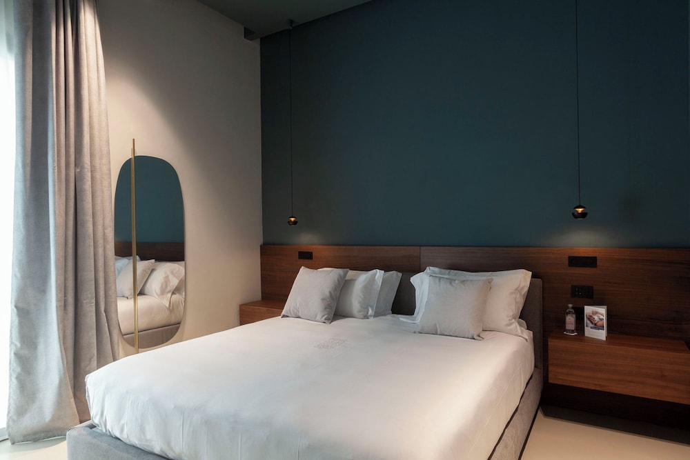 Executive Suite - Photo 8