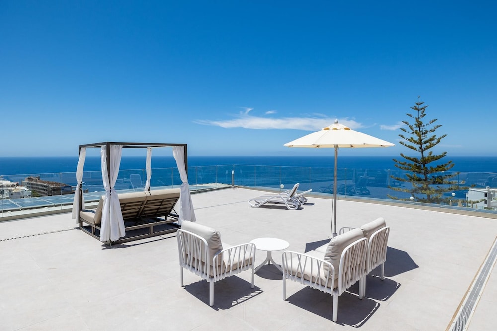 Classic One Bedroom Apartment with Terrace and Sea View 2 Adults