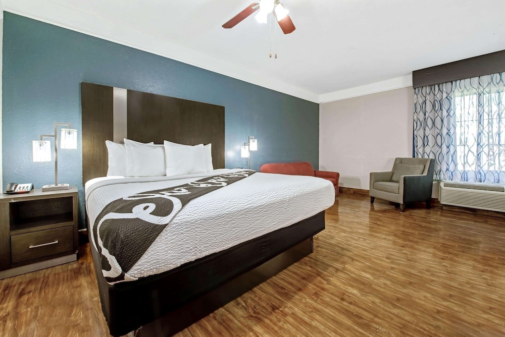 Room, 1 King Bed, Non Smoking (Various Views) - Photo 3