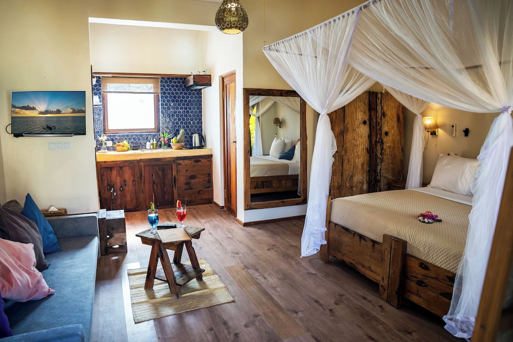 Deluxe Studio Suite, 1 King Bed with Sofa bed, Kitchenette, Ocean View photo 1