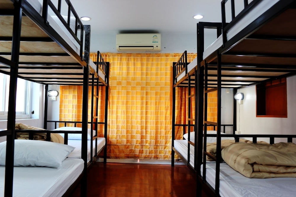 8-Bed Mixed Dormitory photo 3