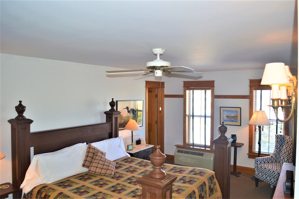 Signature Single Room, 1 King Bed, Private Bathroom, Bay View