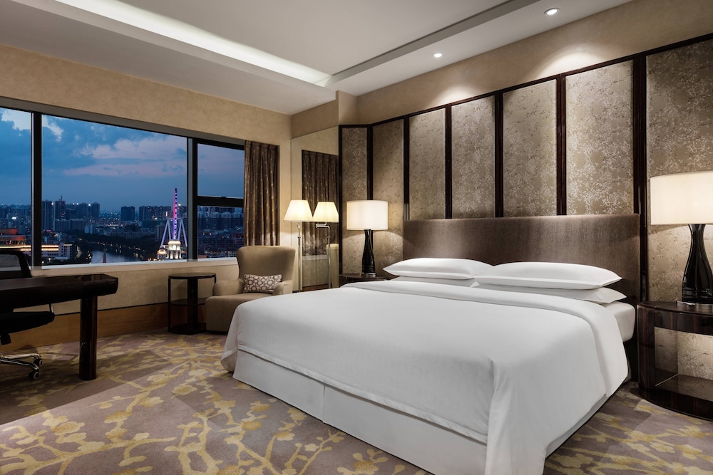 Club Room, 1 King Bed, City View - Photo 2