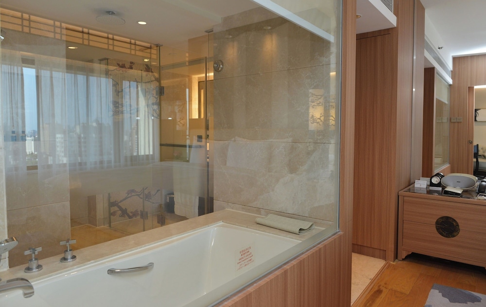 Kapok 66 King Bed Suite - Photo 8