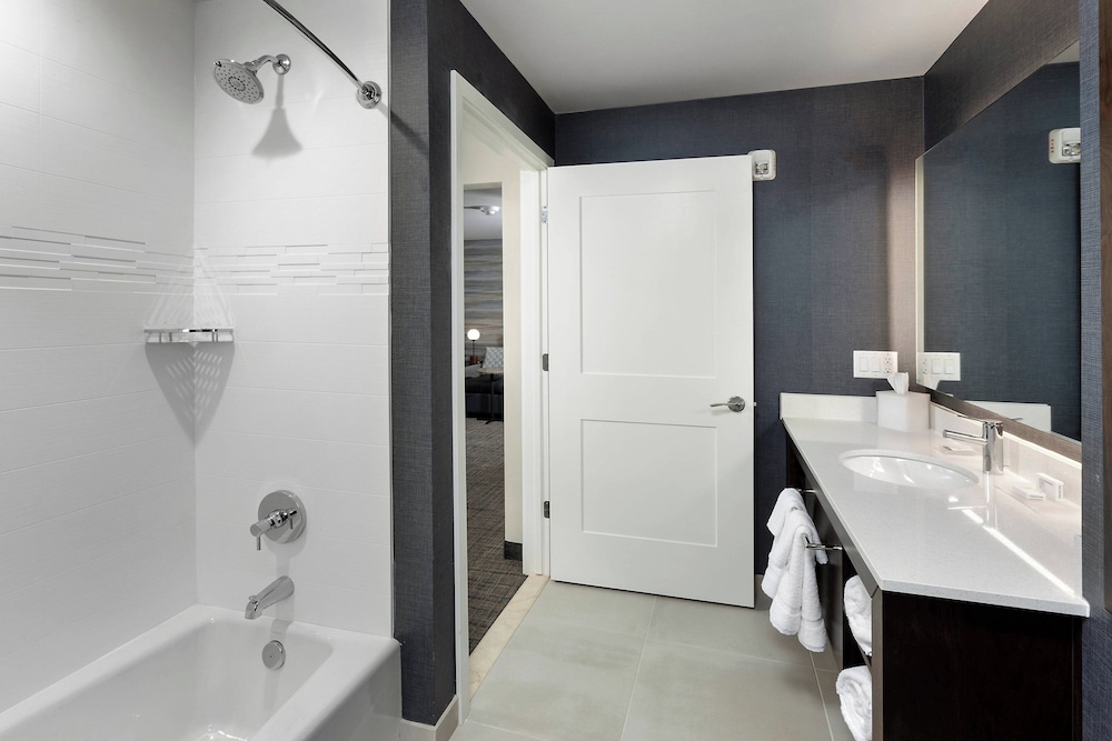 Suite, 1 Bedroom - Photo 2