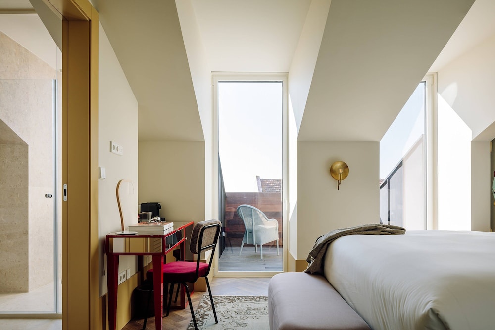 Signature Suite, 1 King Bed, Balcony
