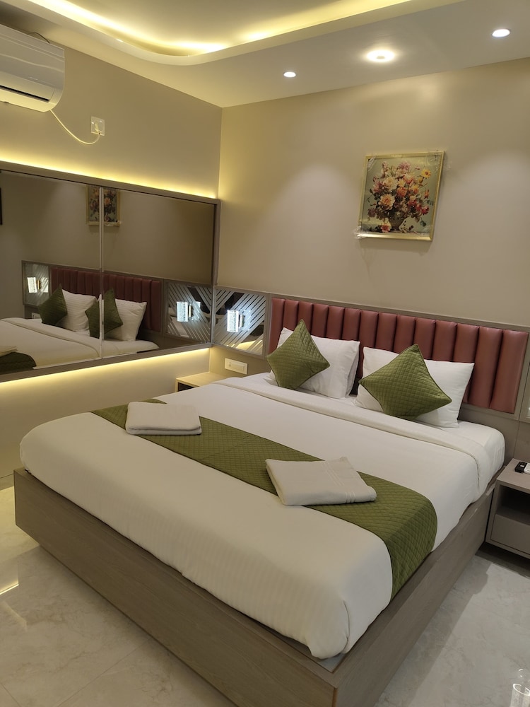 Comfort Room, Balcony, Valley View